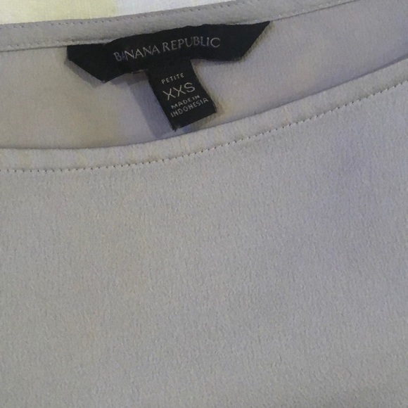 3/$30 SILVER BANANA REPUBLIC BLOUSE- WORN TWICE - Picture 2 of 3